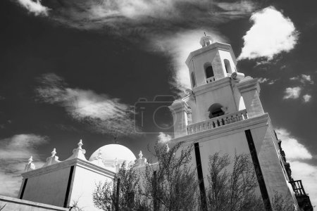 Foto de The Spanish mission, San Xavier del bac, built in 1797 and still standing near Tucson, Arizona. - Imagen libre de derechos