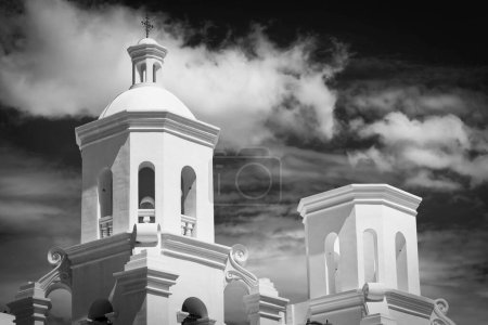 Foto de Sunlight shines on the Spanish mission, San Xavier del bac, built in 1797 near Tucson, Arizona. - Imagen libre de derechos