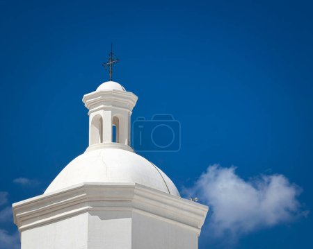 Foto de The completed steeple of the Spanish mission, San Xavier del bac, built in 1797 near Tucson, Arizona. - Imagen libre de derechos