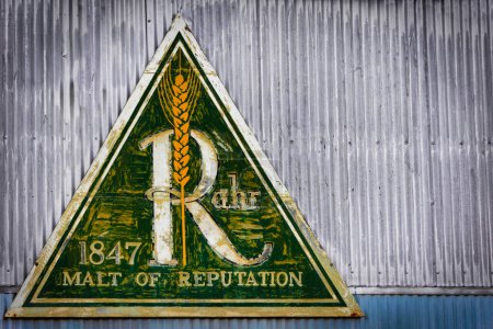 Téléchargez les photos : The Rahr Malting Company was founded by William Rahr in 1847 and this logo remains on what was their aircraft hanger in Manitowoc, Wisconsin. - en image libre de droit