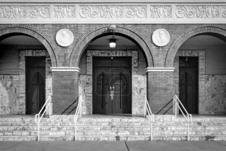 Téléchargez les photos : Les portes d'entrée d'une église à El Segundo Barrio à El Paso, Texas. - en image libre de droit