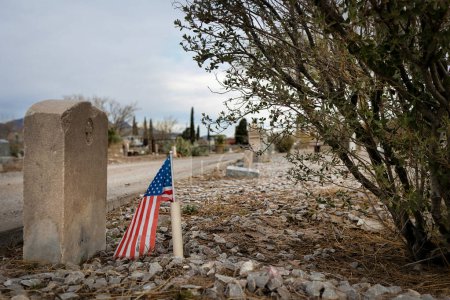 Foto de Una bandera americana sobre la tumba de un veterano en el Cementerio Concordia en El Paso, Texas. - Imagen libre de derechos