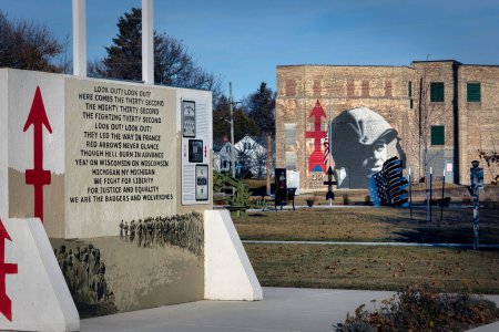 Foto de The Mourning Sun Memorial, dedicated to the Wisconsin National Guard and the 32nd Infantry Division - the Red Arrow Division, at Red Arrow Park at Manitowoc, Wisconsin. - Imagen libre de derechos