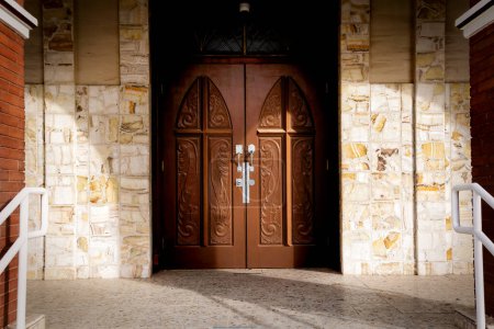 Téléchargez les photos : Les portes d'entrée d'une église près de El Segundo Barrio à El Paso, Texas. - en image libre de droit