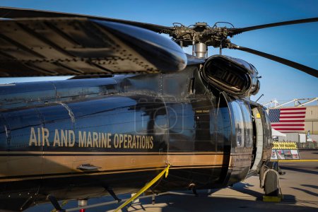 Foto de Un helicóptero de la Patrulla Fronteriza y Aduanas de los Estados Unidos en exhibición en la Exposición Aérea Miramar 2022 en San Diego, California. - Imagen libre de derechos