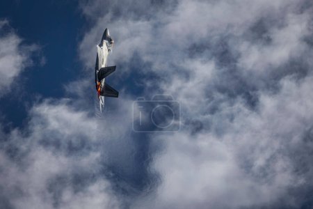 Foto de Un F-22 Raptor demuestra sus capacidades en la Exposición Aérea Miramar 2022 en San Diego, California. - Imagen libre de derechos