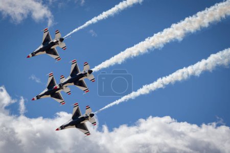Téléchargez les photos : Les Thunder Birds de l'US Air Force se produisent au Thunder and Lightning Over Arizona 2023 à Tucson, Arizona. - en image libre de droit