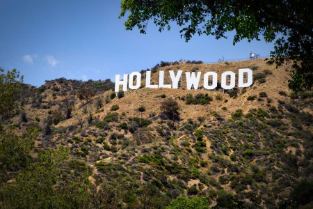 Foto de El icónico cartel de Hollywood, originalmente el Hollywoodland Sign para promover un desarrollo de viviendas en 1923, se encuentra en Beachwood Canyon en las montañas de Santa Mónica en Los Ángeles, California.. - Imagen libre de derechos
