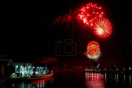Téléchargez les photos : Jour de l'indépendance "Quatrième sur la rive" 2023 feux d'artifice à Manitowoc, Wisconsin en face du port de l'USS Cobia sur la rivière Manitowoc. - en image libre de droit