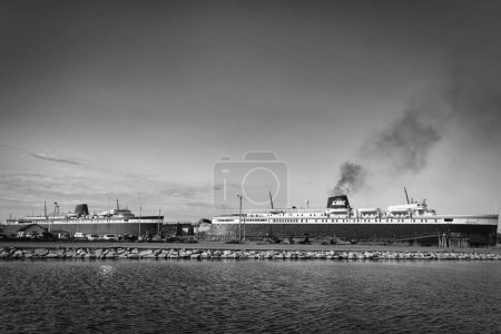 Foto de La SS Badger y su nave de repuestos, la SS Spartan, en los muelles de Ludington, Michigan. - Imagen libre de derechos