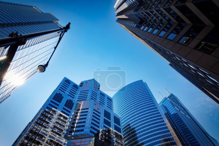 Téléchargez les photos : En regardant les bâtiments au-dessus de South Wacker et Madison dans le centre-ville de Chicago, Illinois. - en image libre de droit