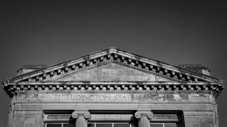Téléchargez les photos : L'ancien bâtiment de la Ludington State Bank, âgé de plus de 100 ans, se trouve toujours à Ludington, Michigan.. - en image libre de droit