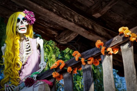 Téléchargez les photos : A Day of the Dead Lady se dresse sur un balcon à la vieille ville de San Diego, Californie. - en image libre de droit