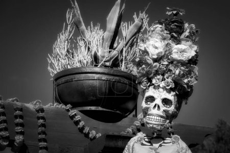 Téléchargez les photos : A Day of the Dead Lady se tient à côté d'un planteur dans la vieille ville de San Diego, Californie. - en image libre de droit