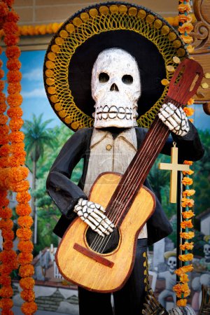 Téléchargez les photos : Un guitariste de Day of the Dead se tient dans un sombrero à Old Town à San Diego, Californie. - en image libre de droit