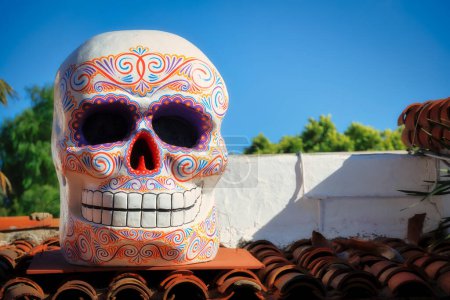 Téléchargez les photos : Un jour du crâne mort est assis sur un toit au soleil à la vieille ville de San Diego, Californie. - en image libre de droit