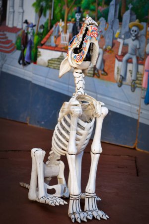 Téléchargez les photos : Le jour des morts hurle chien se tient à la vieille ville de San Diego, Californie. - en image libre de droit