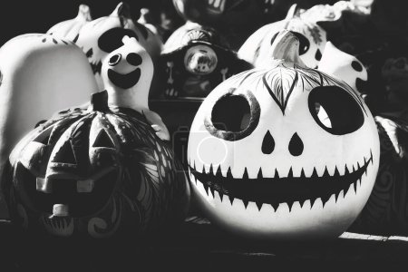 Téléchargez les photos : Les jours effrayants d'Halloween et du Jour des Morts avec des objets assis sur une étagère à la vieille ville de San Diego, Californie. - en image libre de droit