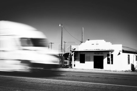 Foto de Un camión pasa por el Café Salt Flat rural, construido en 1929, y ubicado a una hora al este de El Paso, Texas, en la autopista 62 en el condado de Hudspeth.. - Imagen libre de derechos