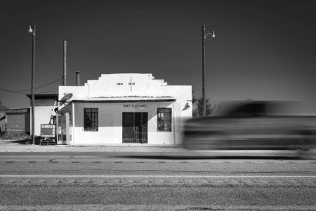 Foto de Un coche pasa el Café Salt Flat rural, construido en 1929, y ubicado a una hora al este de El Paso, Texas, en la autopista 62 en el condado de Hudspeth.. - Imagen libre de derechos