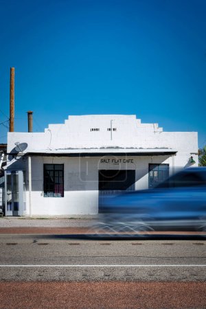 Foto de Un coche pasa el Café Salt Flat rural, construido en 1929, y ubicado a una hora al este de El Paso, Texas, en la autopista 62 en el condado de Hudspeth.. - Imagen libre de derechos