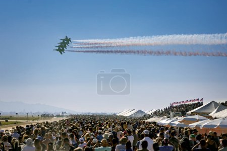 Téléchargez les photos : La foule au salon America Airshow 2023 regarde les Blue Angels passer le grand stand à Miramar, Californie. - en image libre de droit