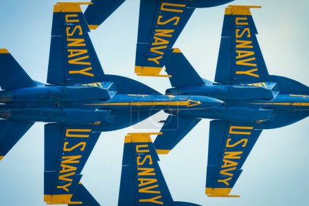 Téléchargez les photos : Les Blue Angels de la marine américaine survolent en formation serrée lors du salon aérien américain 2023 à Miramar, en Californie. - en image libre de droit