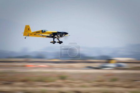 Foto de Michael Goulian en un pase de alta velocidad en America 's Airshow 2023 en Miramar, California. - Imagen libre de derechos