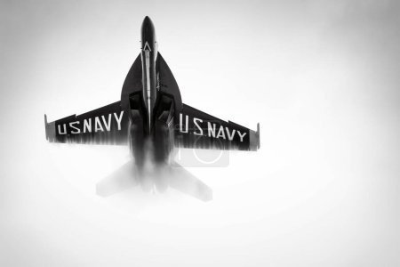 Foto de Un US Navy Blue Angel, crea mucha niebla, actuando en America 's Airshow 2023 en Miramar, California. - Imagen libre de derechos