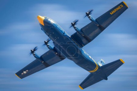 Foto de Fat Albert, el US Navy Blue Angels apoya aviones, transporta piezas y personal hacia y desde los espectáculos, pasa por encima de la cabeza en America 's Airshow 2023 en Miramar, California. - Imagen libre de derechos