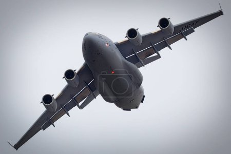 Téléchargez les photos : Un C-17 Globemaster de l'US Air Force effectue un virage extrême au salon America Airshow 2023 à Miramar, Californie. - en image libre de droit