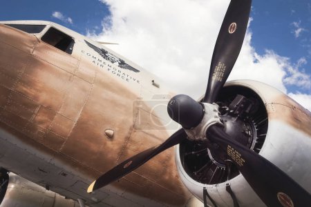 Foto de Un Skytrain C-47 perteneciente a la Fuerza Aérea Conmemorativa en exhibición a la 2022 Trueno y Rayo sobre Airzona en Tucson. - Imagen libre de derechos