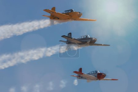 Foto de Tres Mentores T-34, parte de la demostración Warbirds Over Miramar, en America 's Airshow 2023 en Miramar, California. - Imagen libre de derechos