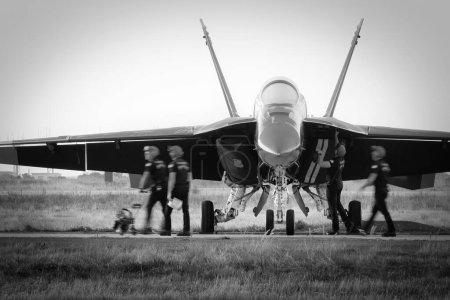 Téléchargez les photos : L "équipage des Blue Angels de l'US Navy travaillant sur leurs avions avant le salon aérien de l'Amérique à Miramar, Californie. - en image libre de droit