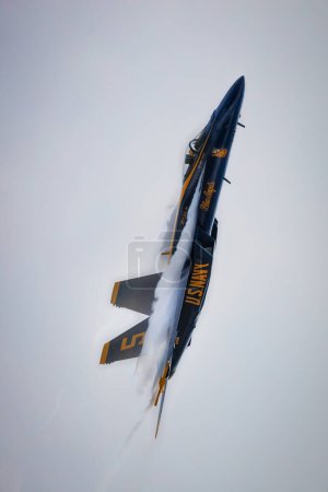Téléchargez les photos : Jet numéro cinq US Navy Blue Angel s'élance vers une ascension raide au America's Airshow 2023 à Miramar, Californie. - en image libre de droit