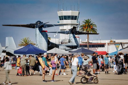 Téléchargez les photos : Les hélices d'un V-22 Osprey se démarquent dans la foule des passionnés d'aviation au salon aéronautique américain 2023. - en image libre de droit