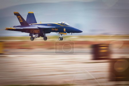 Foto de La Teniente Comandante Amanda Lee aterriza en America 's Airshow 2023 en Miramar, California. - Imagen libre de derechos