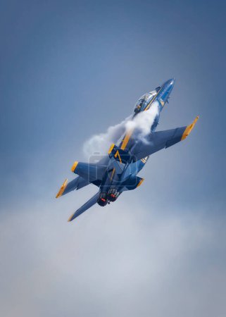 Foto de Número Siete Ángel Azul en una empinada subida en America 's Airshow 2023 en Miramar, California. - Imagen libre de derechos