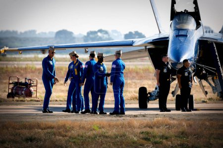 Téléchargez les photos : Les Blue Angels se serrent la main après avoir atterri au salon America Airshow 2023 à Miramar, Californie. - en image libre de droit