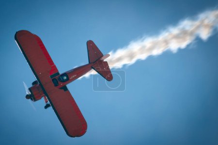 Téléchargez les photos : Vicky Benzing plonge avec de la fumée au salon America Airshow 2023 à Miramar, Californie. - en image libre de droit