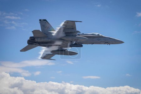 Téléchargez les photos : A US Marine F-18 Hornet of the Marine Air Ground Task Force (MAGTF), with vapor break around the aircraft, at America's Airshow 2023 in Miramar, California. - en image libre de droit