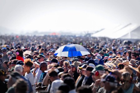 Téléchargez les photos : La foule massive sous le soleil chaud de septembre au salon aérien de l'Amérique 2023 à Miramar, Californie. - en image libre de droit