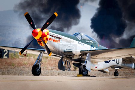 Téléchargez les photos : Une P-51 Mustang, nommée Wee Willy II, est assise sur le tarmac avec la démonstration de la Marine Air Ground Task Force (MAGTF) qui a lieu en arrière-plan au salon aérien américain 2023 à Miramar, en Californie.. - en image libre de droit