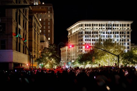 Foto de Multitud de personas observan mientras el Desfile más sombrío pasa en el centro de El Paso, Texas. - Imagen libre de derechos