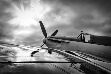 Téléchargez les photos : Le soleil traverse les nuages et brille sur un Fairey Firefly britannique au salon America Airshow 2023 à Miramar, Californie. - en image libre de droit