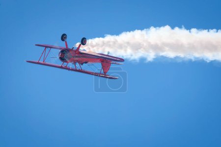 Téléchargez les photos : Vicky Benzing, inversée et fumée allumée, au America's Airshow 2023 à Miramar, Californie. - en image libre de droit