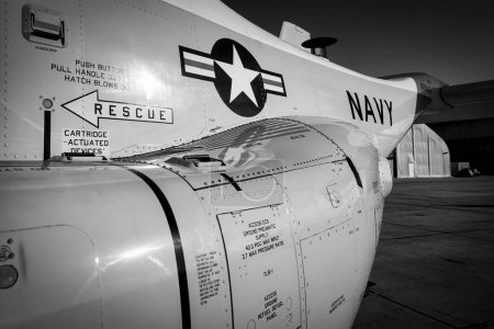 Foto de La vista lateral de un Osprey V-22 de la Armada de los Estados Unidos en exhibición en America 's Airshow 2023 en Miramar, California. - Imagen libre de derechos