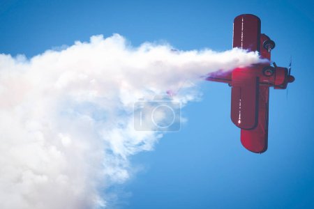 Foto de Vicky Benzing se invierte con humo en America 's Airshow 2023 en Miramar, California. - Imagen libre de derechos
