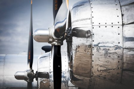 Foto de Los motores de una Superfortaleza B-29 construida en 1944, y nombrada Doc, se encuentra en la pista de aterrizaje en America 's Airshow en Miramar, California. - Imagen libre de derechos