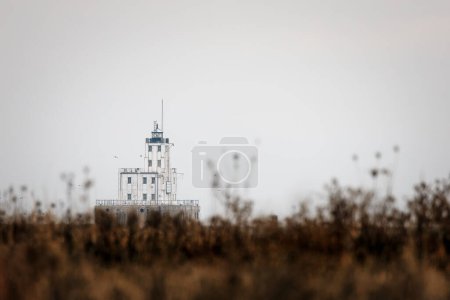 Milwaukee Breakwater Lighthouse, erbaut 1926, vom Lakeshore State Park in Milwaukee, Wisconsin aus gesehen.